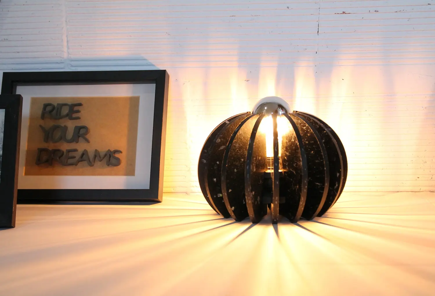 wrecking ball a poser plastique noir ambiance.webp