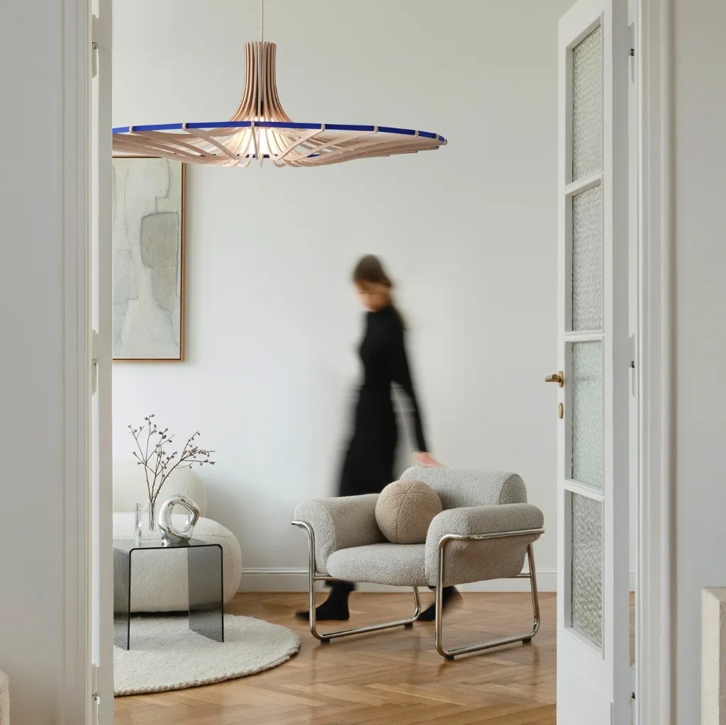 Boléro L bleu - porte et personnage BD carre.webp